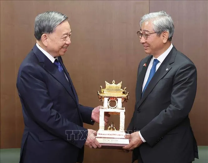 Tổng Bí thư Tô Lâm tặng quà lưu niệm cho Trường Đại học Yonsei. Ảnh: Thống Nhất/TTXVN tongbithu_tolam3.jpg