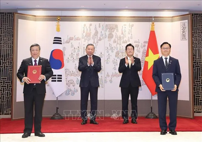 Tổng Bí thư Tô Lâm và Tổng thống Hàn Quốc Lee Jae Myung chứng kiến lễ trao Bản ghi nhớ về hợp tác nghề cá giữa Bộ Nông nghiệp và Môi trường Việt Nam và Bộ Thủy sản và Đại dương Hàn Quốc. Ảnh: Thống Nhất/TTXVN tongbithu3.jpg