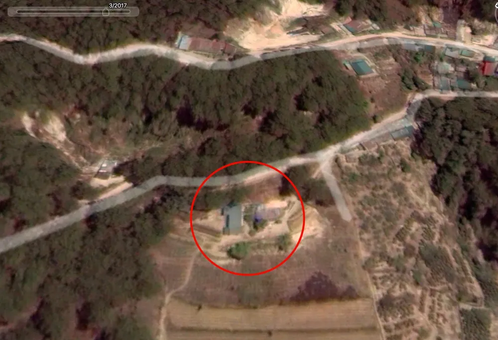 Khu vực sạt lở thời điểm năm 2017. Ảnh chụp từ Google Earth satlo.jpg