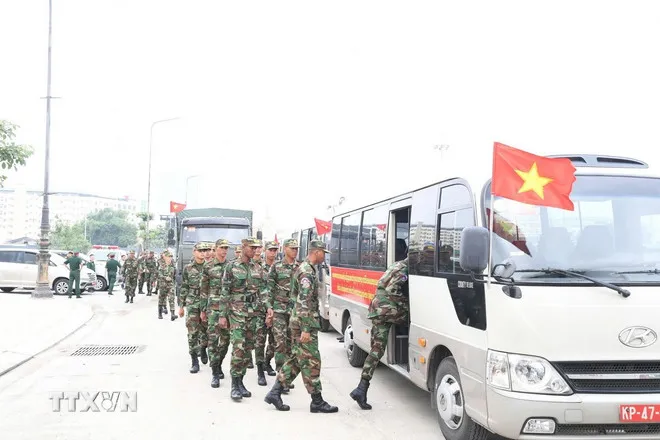 Đoàn xe Quân khu 7 chở quân nhân Quân đội Hoàng gia Campuchia về TPHCM. Ảnh: TTXVN doancampuchia1.jpg