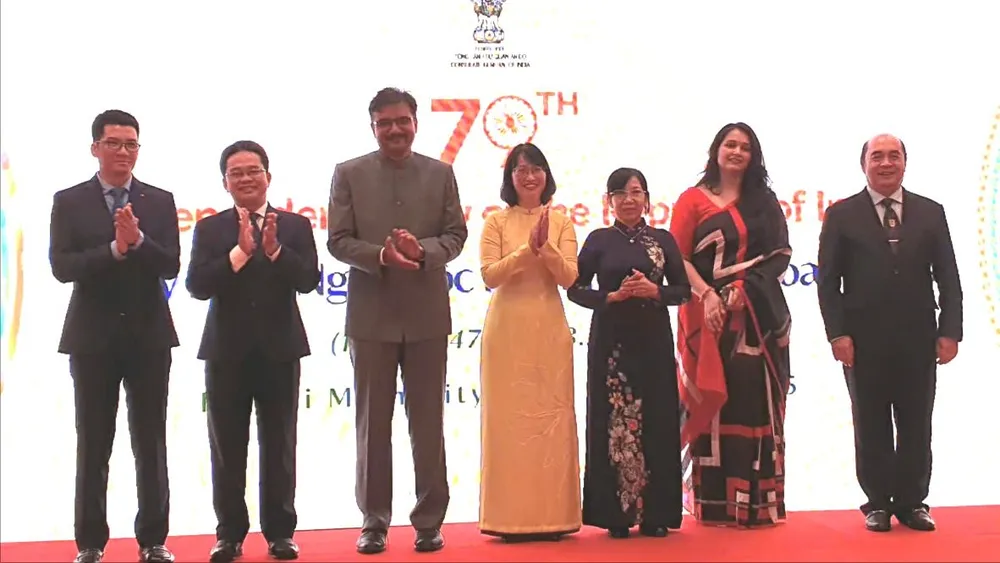 Lãnh đạo TPHCM và Tổng Lãnh sự Ấn Độ cùng Phu nhân chụp ảnh lưu niệm. Ảnh: THỤY VŨ Lưu niệm.jpg