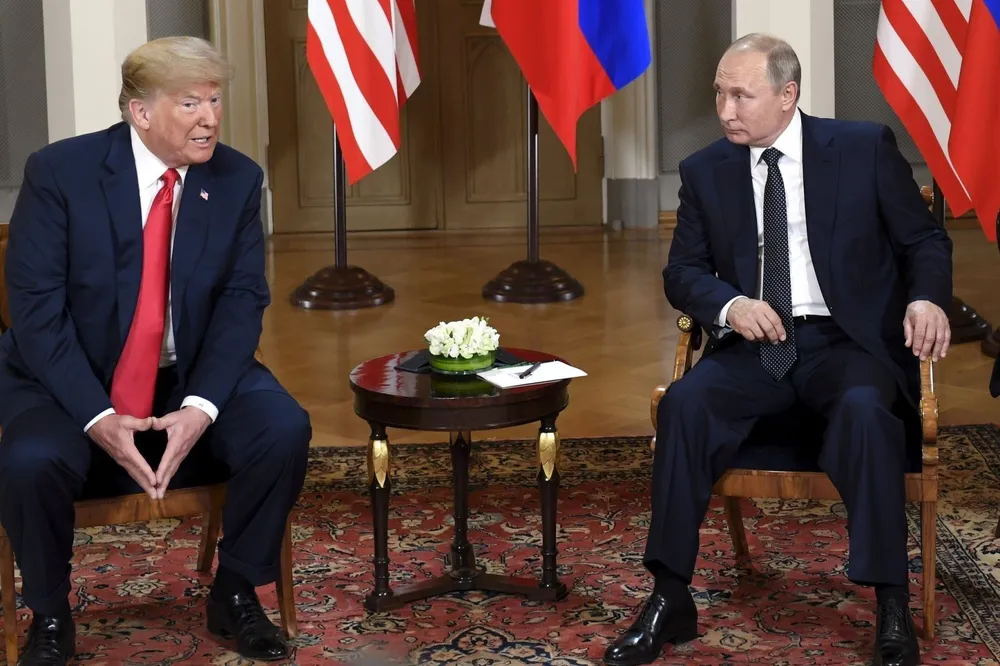 Tổng thống Liên bang Nga Vladimir Putin (phải) và Tổng thống Mỹ Donald Trump trong nhiệm kỳ đầu tại cuộc gặp ở Helsinki, Phần Lan, ngày 16-7-2018. Ảnh tư liệu: THX/TTXVN trump-putin.jpg