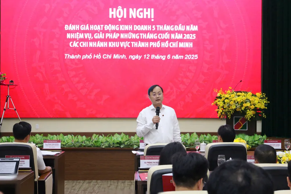 Đồng chí Bí thư Đảng ủy, Chủ tịch HĐTV Agribank Tô Huy Vũ nắm bắt tình hình hoạt động kinh doanh của Agribank khu vực TPHCM tại buổi làm việc với các Chi nhánh trên địa bàn vào tháng 6-2025 nganhang.jpg