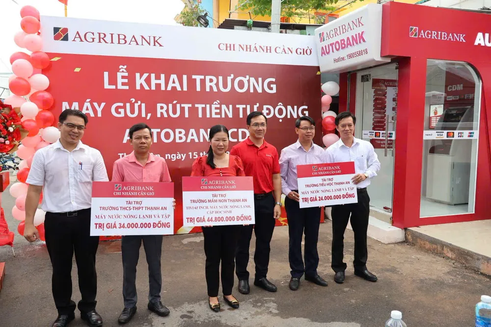 Agribank Chi nhánh Cần Giờ trao tặng ủng hộ an sinh xã hội cho các trường học trên địa bàn xã Thạnh An nganhang1.jpg