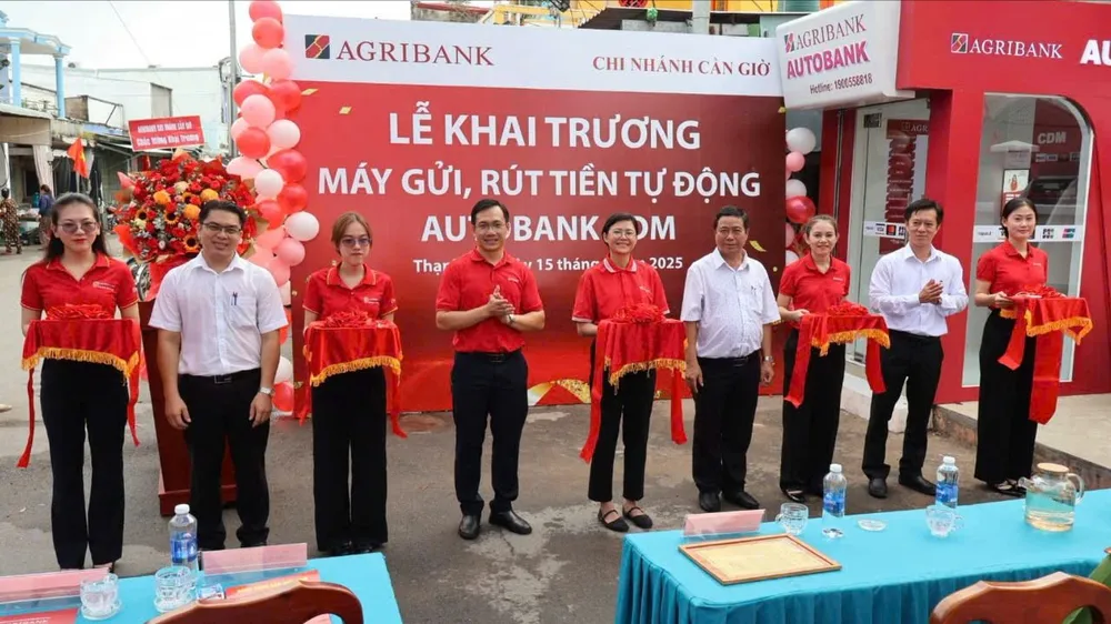 Agribank khai trương Máy gửi – rút tiền tự động AutoBank CDM đầu tiên tại xã đảo Thạnh An, TPHCM nganhang2.jpg