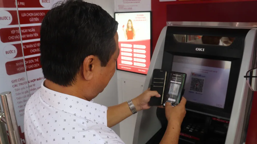 Khách hàng trải nghiệm giao dịch máy AutoBank CDM tại lễ khai trương nganhang3.jpg