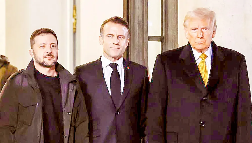 Tổng thống Volodymyr Zelensky, Tổng thống Pháp Emmanuel Macron, Tổng thống Donald Trump tại Paris cuối năm 2024. Ảnh: XINHUA hoinghithuongdinh.jpg