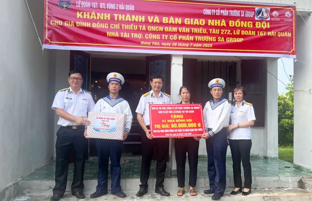 Đại tá Lê Nam Sơn bàn giao nhà đồng đội cho gia đình Thiếu tá Đàm Văn Triều linhbien.jpg