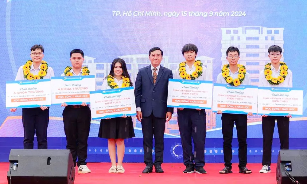 GS-TS Trần Lê Quan, Hiệu trưởng Trường ĐH Khoa học Tự nhiên (ĐH Quốc gia TPHCM), trao học bổng cho các thủ khoa trúng tuyển vào trường năm học 2024 - 2025. Ảnh: THANH HÙNG tranlequang.jpg