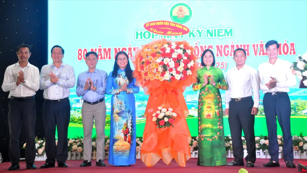 Phó Chủ tịch UBND tỉnh Đồng Nai Nguyễn Thị Hoàng (thứ 3 từ phải sang) tặng hoa chúc mừng ngành VH-TT-DL - 5.JPG