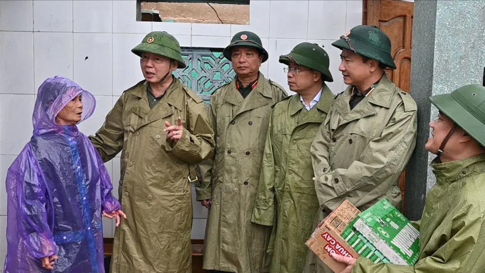 Phó Thủ tướng Chính phủ Trần Hồng Hà đến thăm, động viên gia đình bà Trần thị Sách ở thôn Yên Định, xã Lộc Hà, tỉnh Hà Tĩnh 