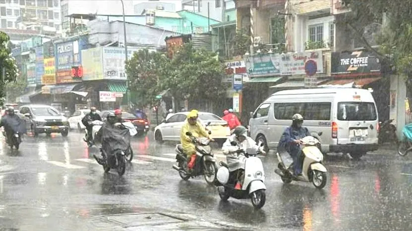 Mưa vào sáng sớm 26-8, tại khu vực phường Phú Thọ Hòa, TPHCM. Ảnh: TH