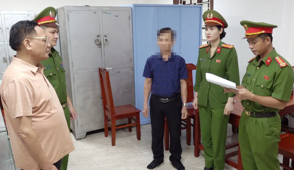 Cơ quan CSĐT đọc lệnh bắt người bị giữ trong trường hợp khẩn cấp đối với ông Cao Tiến Đoan (ngoài cùng bên trái). Ảnh: CÔNG AN THANH HÓA bat-ong-doan.jpg