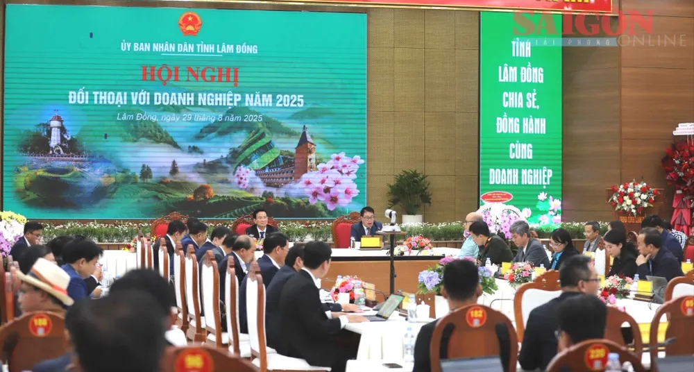 Quang cảnh buổi đối thoại. Ảnh: ĐOÀN KIÊN IMG_3945.JPG