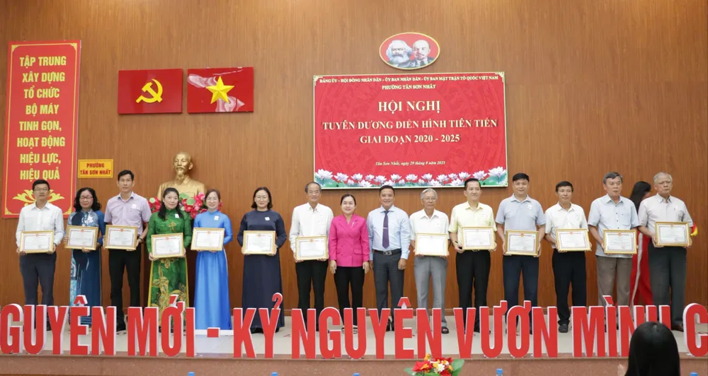 Các cá nhân, tập thể được tuyên dương z6956807965551_4adca32cb3a13503f28efc576bf86e7d.jpg