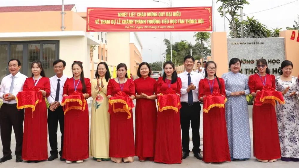 Lãnh đạo xã Củ Chi cùng đại biểu cắt băng khánh thành Trường Tiểu học Tân Thông Hội z6957464652116_7f6d84053df773b8c8c01e74d0e59a5d.jpg