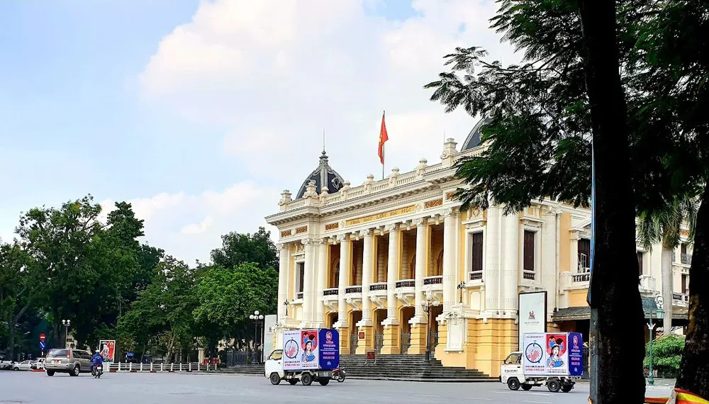 Nhà hát lớn Hà Nội, nơi Chính phủ lâm thời ra mắt quốc dân vài ngày sau Cách Mạng Tháng Tám CN3-A.jpg