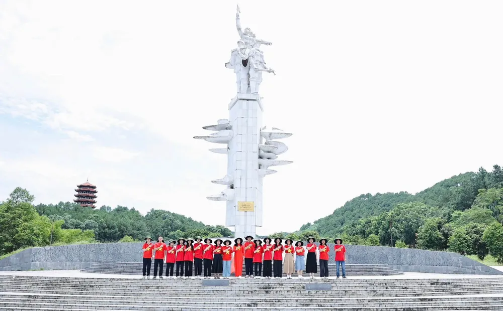 Du khách tham quan khu di tích Ngã ba Đồng Lộc CN3-bai-3.jpg