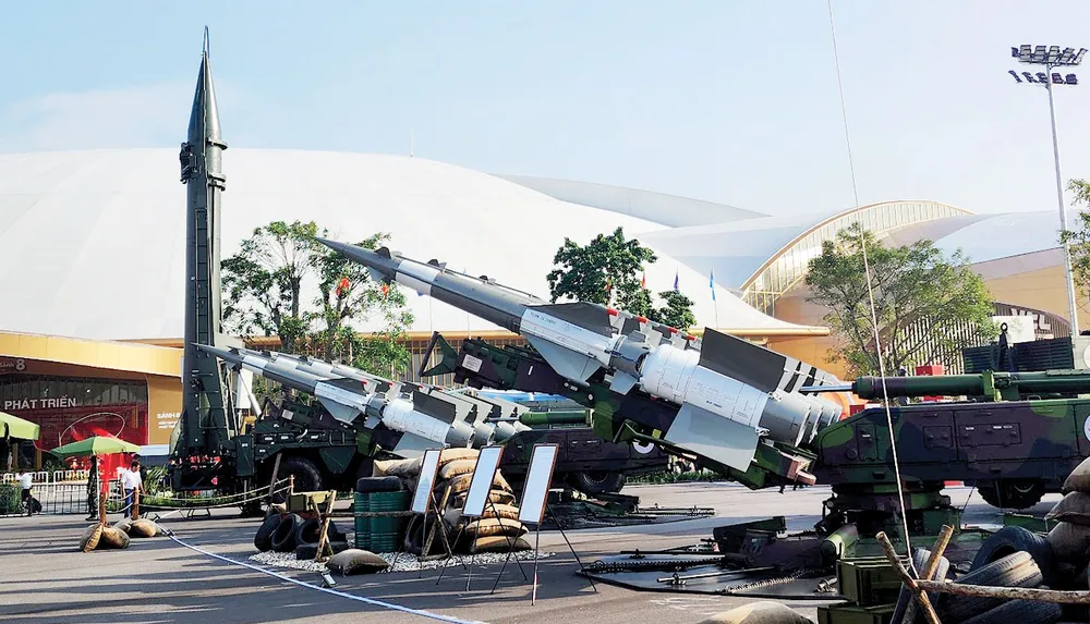 Khu trưng bày ngoài trời của Bộ Quốc phòng tại triển lãm trienlam.jpg