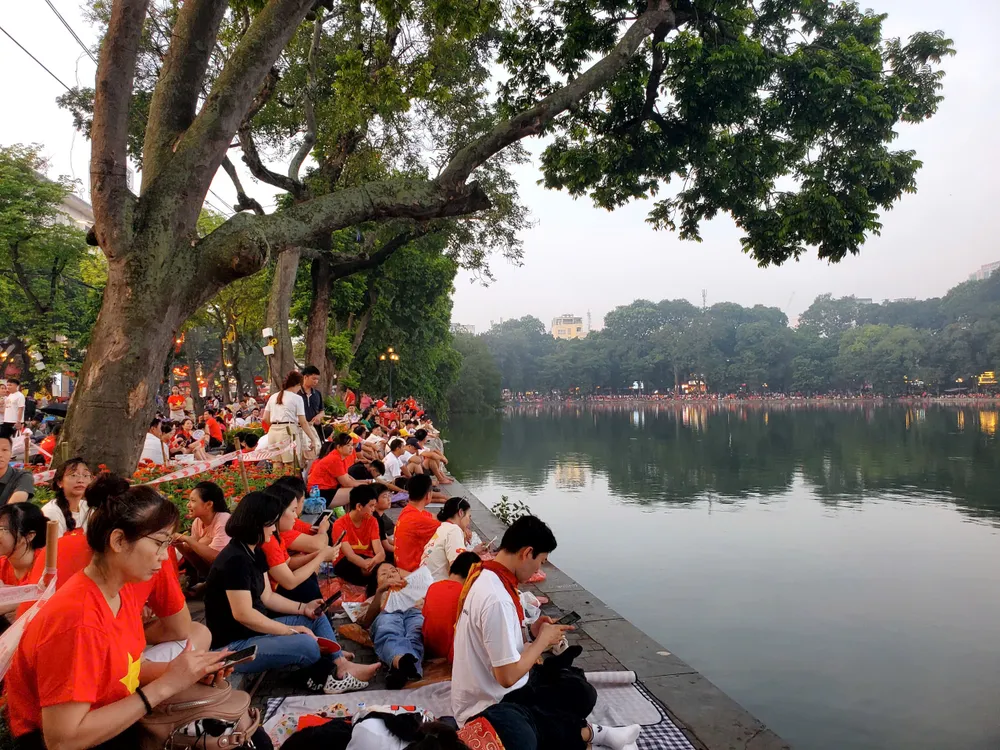Người dân tập trung xung quanh hồ Hoàn Kiếm để chờ màn trình diễn của máy bay. Ảnh: HÀ NGUYỄN hohoankiem.jpg