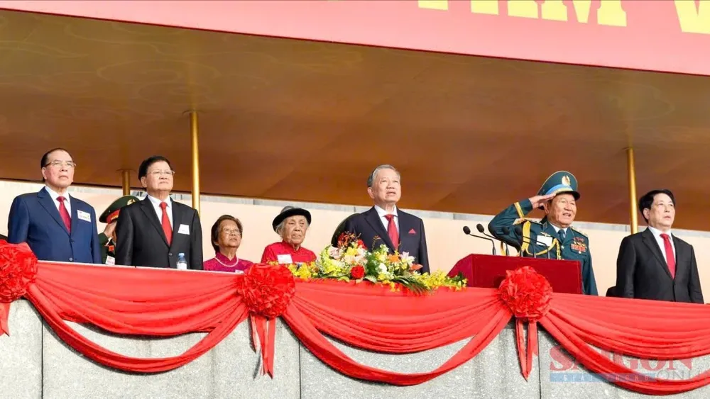 Tổng Bí thư Tô Lâm và các đồng chí lãnh đạo, nguyên lãnh đạo Đảng, Nhà nước cùng các vị khách quốc tế dự lễ kỷ niệm, sáng 2-9. Ảnh: VIẾT CHUNG lanhdao.jpg