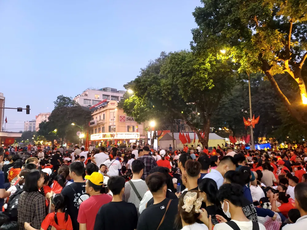 Dòng người trên phố Hàng Khay ở hồ Hoàn Kiếm. Ảnh: HÀ NGUYỄN nguoidan2.jpg