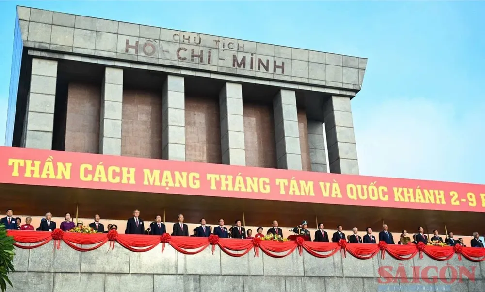 Tổng Bí thư Tô Lâm và các đồng chí lãnh đạo, nguyên lãnh đạo Đảng, Nhà nước cùng các vị khách quốc tế dự lễ kỷ niệm sáng 2-9. Ảnh: VIẾT CHUNG z6968460116420_b0ba8fd7e85d2a57dc6c47ce7ca4fa9a.jpg