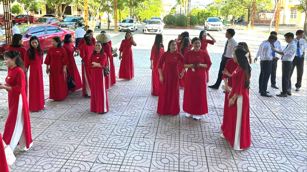 Chiều 4-9, các thầy cô giáo Trường THPT Quỳnh Lưu 2, Nghệ An khẩn trương chuẩn bị cho lễ khai giảng 1.jpg