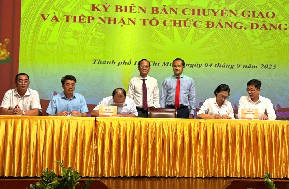 Các đơn vị ký biên bản chuyển giao và tiếp nhận tổ chức Đảng, đảng viên Hinh 1.jpg