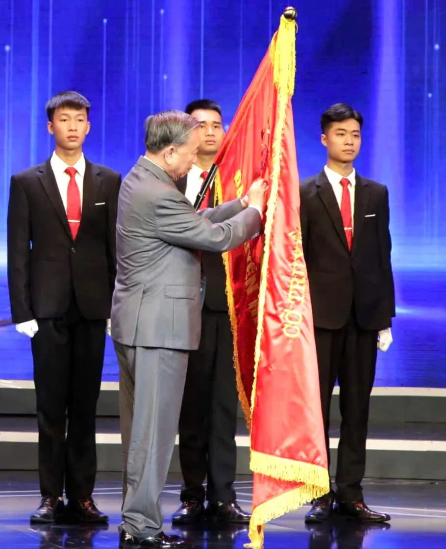 Tổng Bí thư Tô Lâm gắn Huân chương lên cờ truyền thống của Đài Truyền hình Việt Nam vtv12.jpg