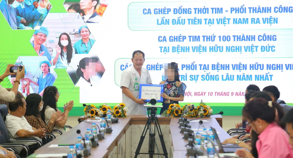 TS Dương Đức Hùng, Giám đốc Bệnh viện Việt Đức tặng quà của Bộ trưởng Bộ Y tế cho bệnh nhân T.N.Q. benhnhan.jpg