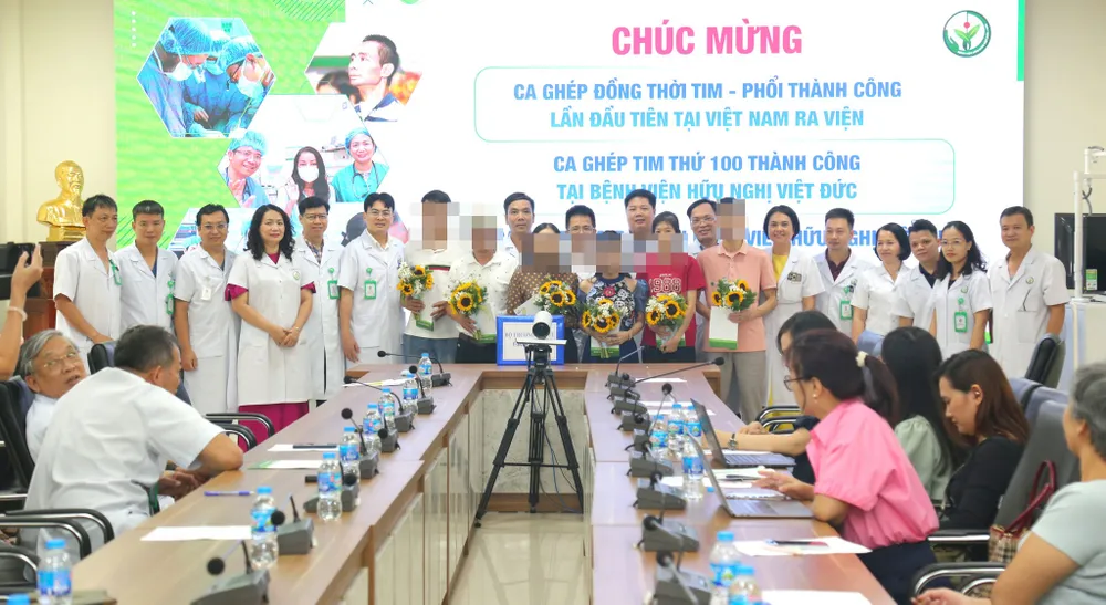 Tập thể y, bác sĩ chụp hình lưu niệm với bệnh nhân T.N.Q. và gia đình benhnhan1.jpg
