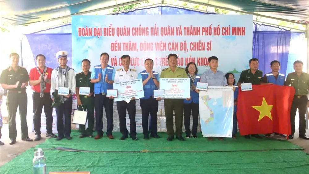 Đoàn công tác TPHCM tặng quà cho quân dân đảo Hòn Khoai viber_image_2025-09-10_20-18-52-814.jpg