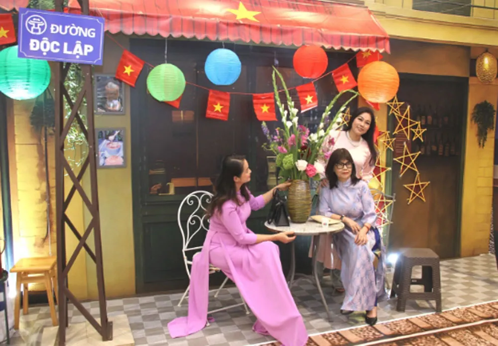 Tái hiện khung cảnh Hà Nội tại chương trình Hà Nội xưa và nay - 10 năm một hành trình. Ảnh: MAI LAN hanoi.jpg