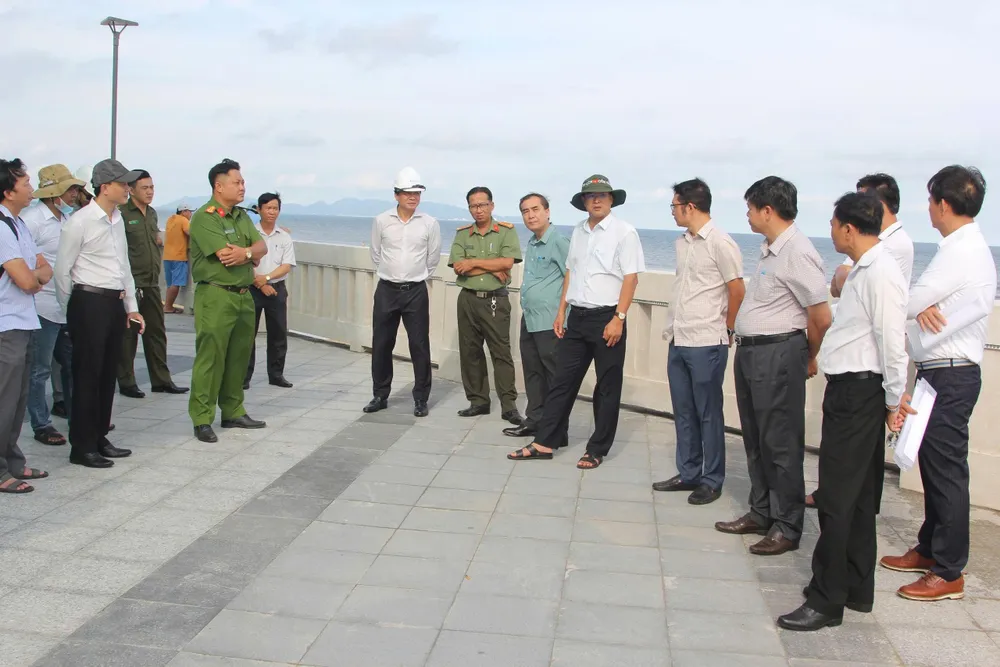 Lãnh đạo phường Vũng Tàu cùng các cơ quan chức năng khảo sát thực địa tại dự án chỉnh trang trục đường Thùy Vân (Công viên Thùy Vân – Bãi Sau) leduong_vungtau.jpg