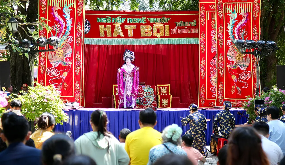 ឆាកល្ខោនអូប៉េរ៉ានៅខាងក្រៅ បម្រើភ្ញៀវទេសចរនៅមុខសារមន្ទីរប្រវត្តិសាស្ត្រវៀតណាមក្នុងសួនសត្វ Saigon និងសួនរុក្ខសាស្ត្រ PSA-Anh10-0W3A4697.jpg