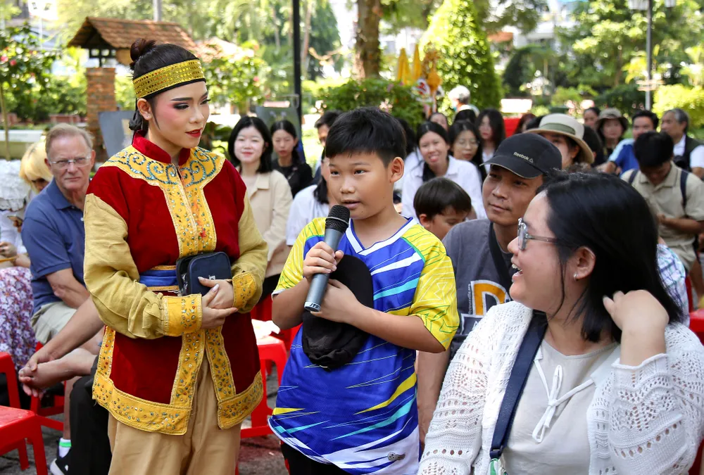 ទស្សនិកជនវ័យក្មេងសួរសំណួរអំពីល្ខោនអូប៉េរ៉ាប្រពៃណី និងសិល្បៈមួកបូរី PSA-Anh8-0W3A4626.jpg
