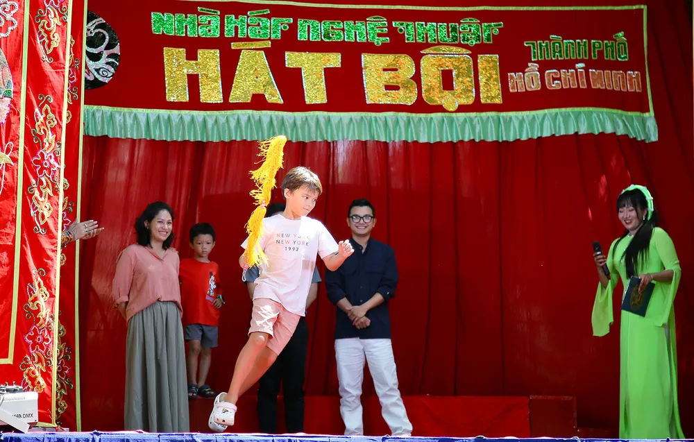អ្នកទេសចរបរទេសវ័យក្មេងសាកល្បងដៃរបស់ពួកគេក្នុងការក្លែងធ្វើចលនាជិះសេះជានិមិត្តរូបជាមួយនឹងរំពាត់ធម្មតានៃសិល្បៈ hát bội ។ PSA-Anh9-0W3A4661.jpg