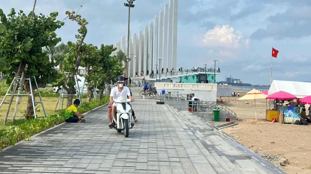 Mặc dù có hàng rào chắn và lệnh cấm chạy xe vào công viên nhưng chiều 14-9 vẫn còn nhiều xe máy ngang nhiên vượt rào chạy vào trong khuôn viên Công viên Thùy Vân. Ảnh: QUANG VŨ xechaytrenle.jpg