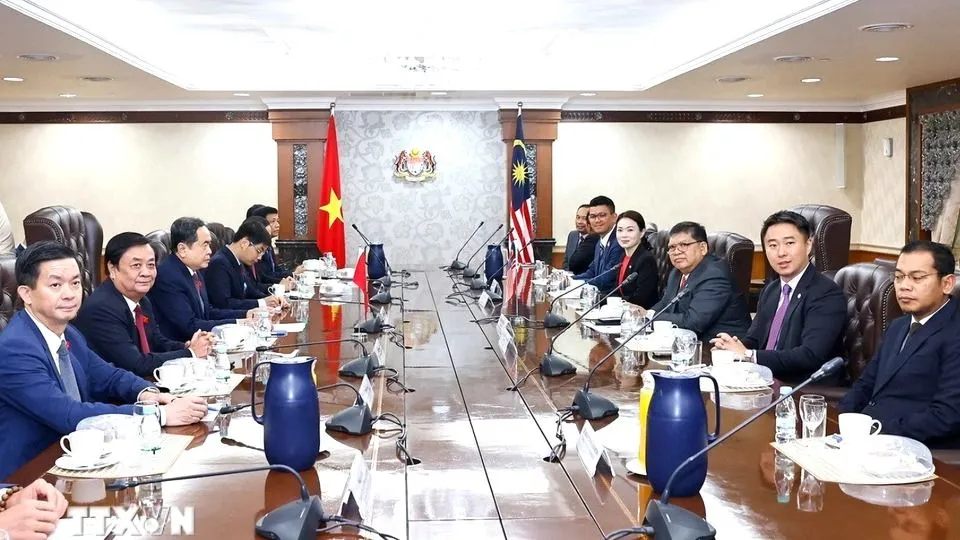 Chủ tịch Quốc hội Trần Thanh Mẫn hội đàm cùng Chủ tịch Hạ viện Malaysia Tan Sri Dato’ Johari bin Abdul. Ảnh: TTXVN hoidam.jpg