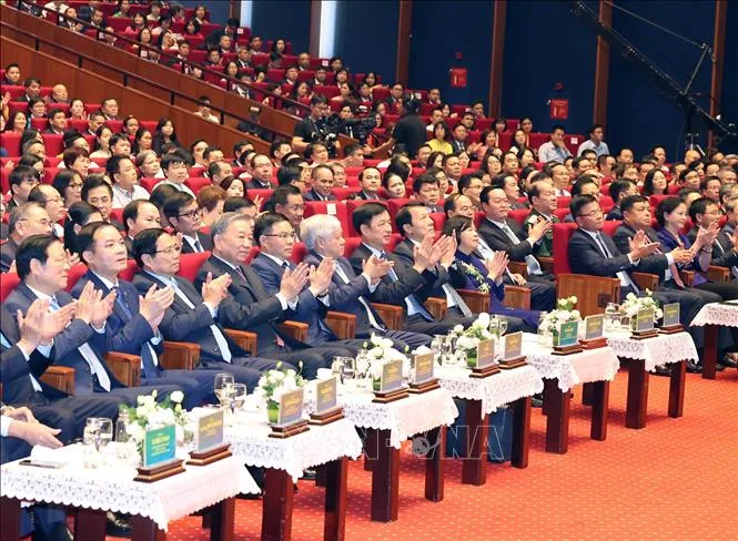 Tổng Bí thư Tô Lâm và các đại biểu dự kỷ niệm 50 năm thành lập Petrovietnam. Ảnh: Thống Nhất/TTXVN daibieu.jpg