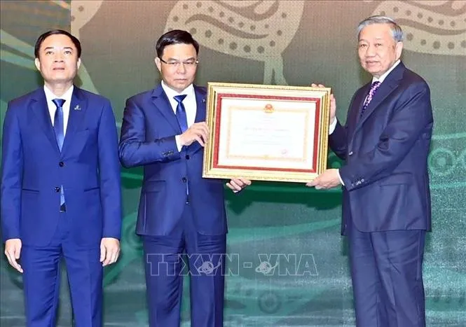 Tổng Bí thư Tô Lâm trao Huân chương Lao động hạng Nhất tặng Petrovietnam. Ảnh: Thống Nhất/TTXVN tbt-to-lam2.jpg