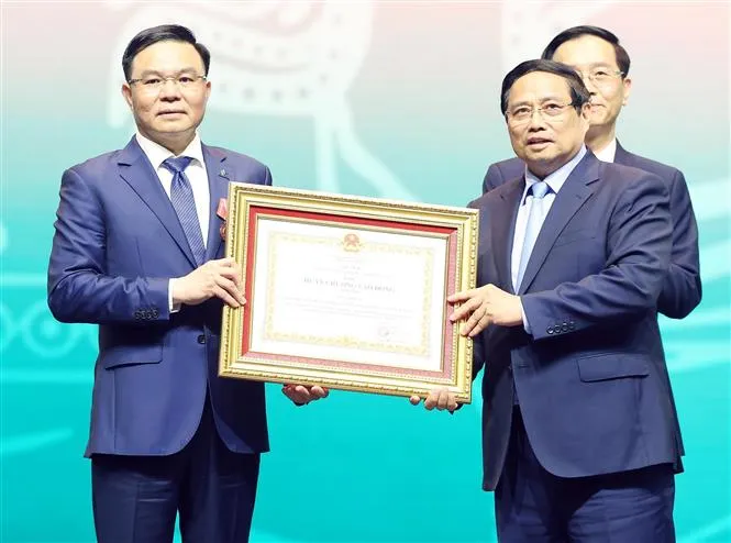 Thủ tướng Phạm Minh Chính trao tặng Huân chương Lao động hạng Nhất cho ông Lê Mạnh Hùng. Ảnh: Thống Nhất/ TTXVN Thu-tuong.jpg