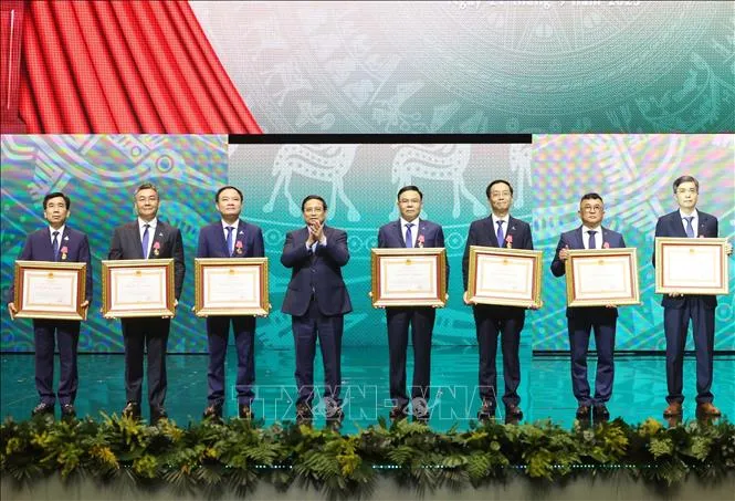 Thủ tướng Phạm Minh Chính trao tặng Huân chương Lao động hạng Nhất, Nhì, Ba cho các cá nhân. Ảnh: Thống Nhất/TTXVN thutuong1.jpg