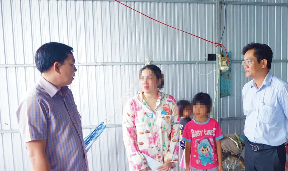Lãnh đạo xã Phan Ngọc Hiển thăm hỏi, động viên gia đình nạn nhân. ẢNH: THANH CHÍNH giadinh.jpg