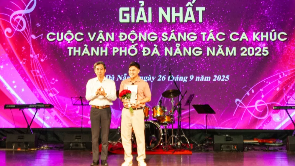 Ban tổ chức trao giải nhất cho tác phẩm "Đà Nẵng chào bạn"