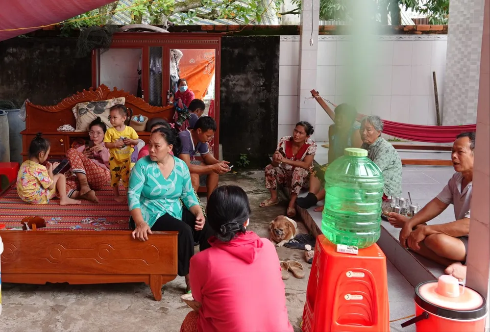 Người dân có nhà bị sạt lở sống tạm nhà người quen 3.jpg