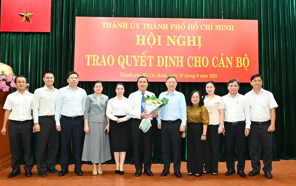 Đồng chí Dương Anh Đức cùng lãnh đạo Ban Tuyên giáo và Dân vận Thành ủy TPHCM tặng hoa chúc mừng đồng chí Lê Hoàng Hải. Ảnh: VIỆT DŨNG lehoanghai.jpg