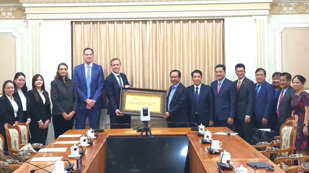 Chủ tịch UBND TPHCM Nguyễn Văn Được trao quà lưu niệm tặng lãnh đạo các doanh nghiệp Hà Lan. Ảnh: THỤY VŨ IMG_20251002_125511.jpg