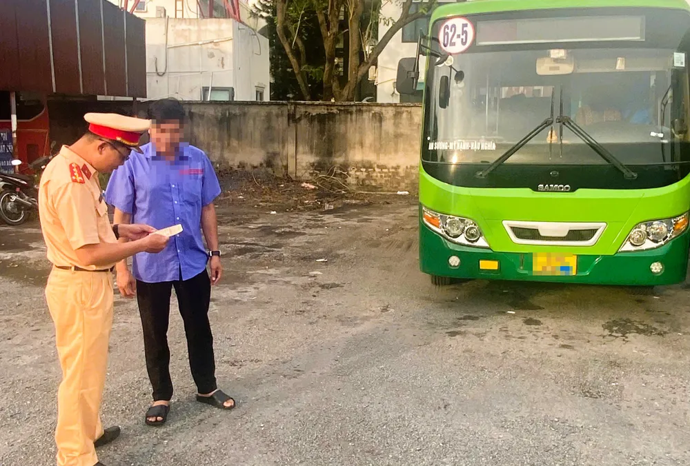 CSGT kiểm tra và làm việc với lái xe B taixe.jpg
